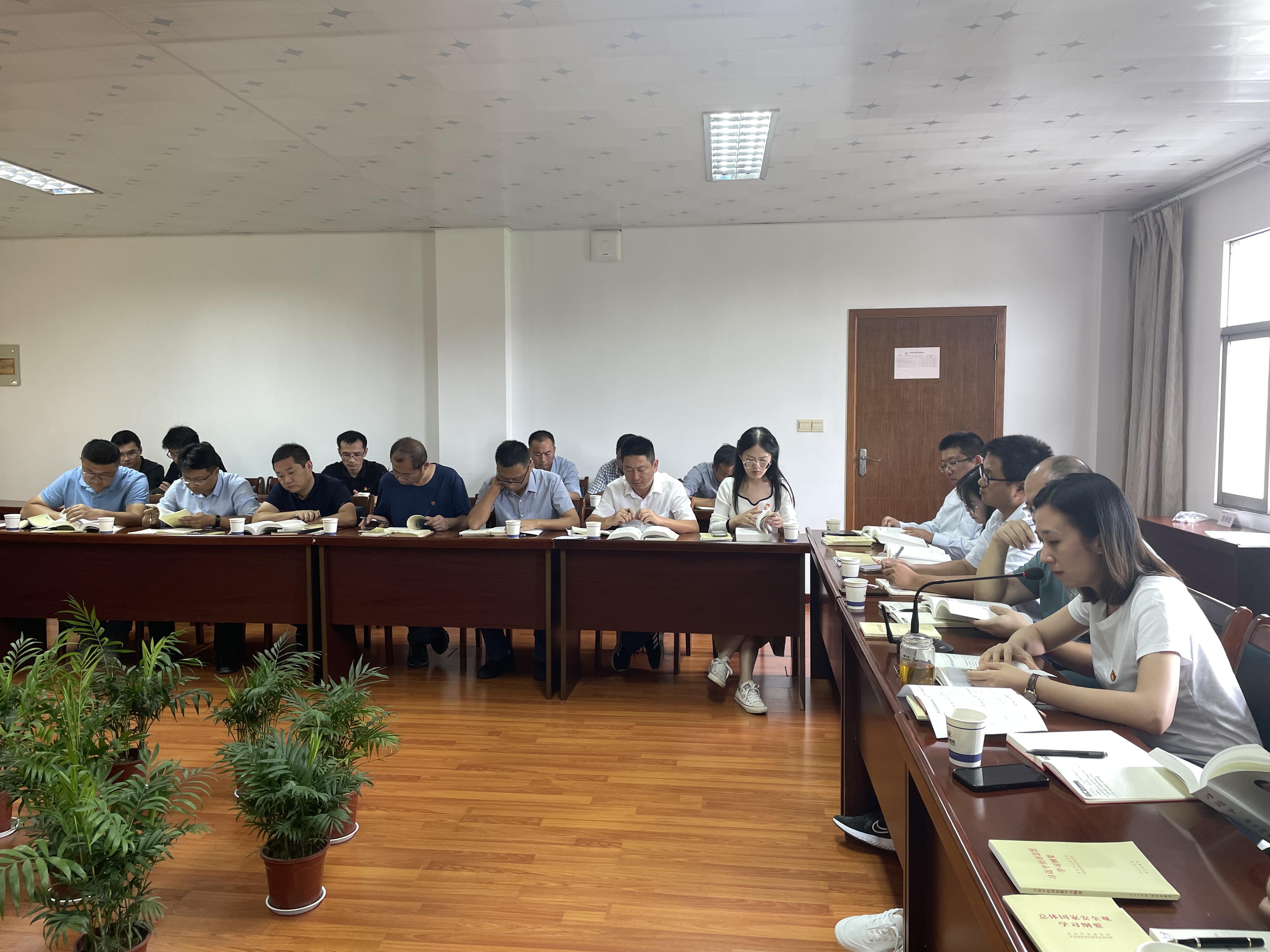 共學習天天向上 正風氣久久為功 ——南部路橋支部結合“統一活動日”開展集中學習